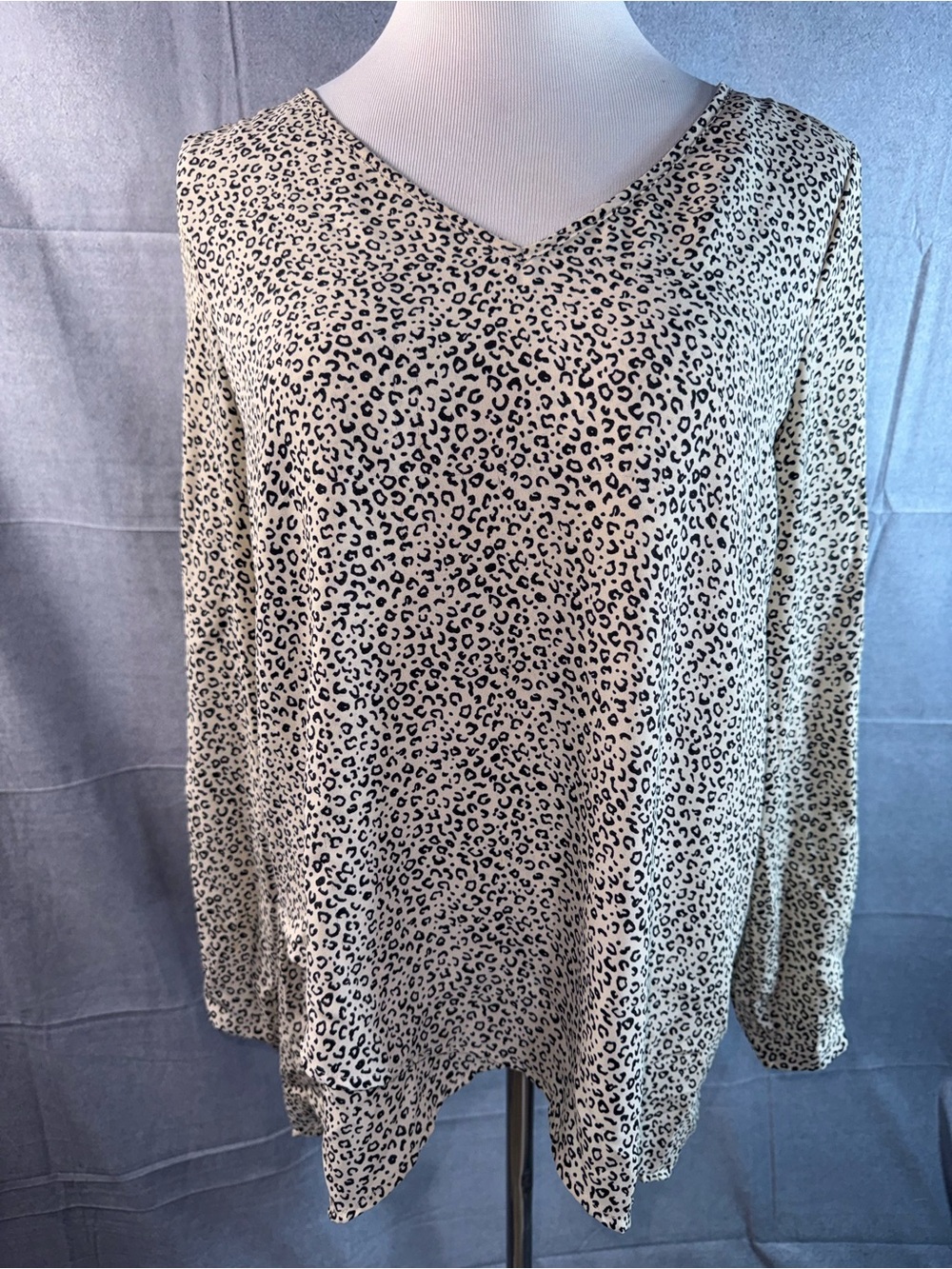 2511-Chelsea & Theodore Cream and Black Leopard V‑Neck Long Sleeve Top